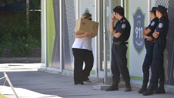 Padres ingresando a la comisaría