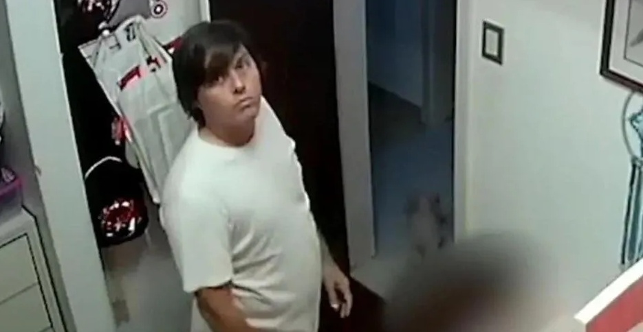 El sujeto cuando se da cuenta que esta la cámara