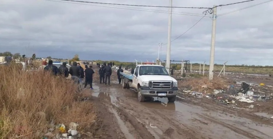 La policía realizando pericias en el lugar.