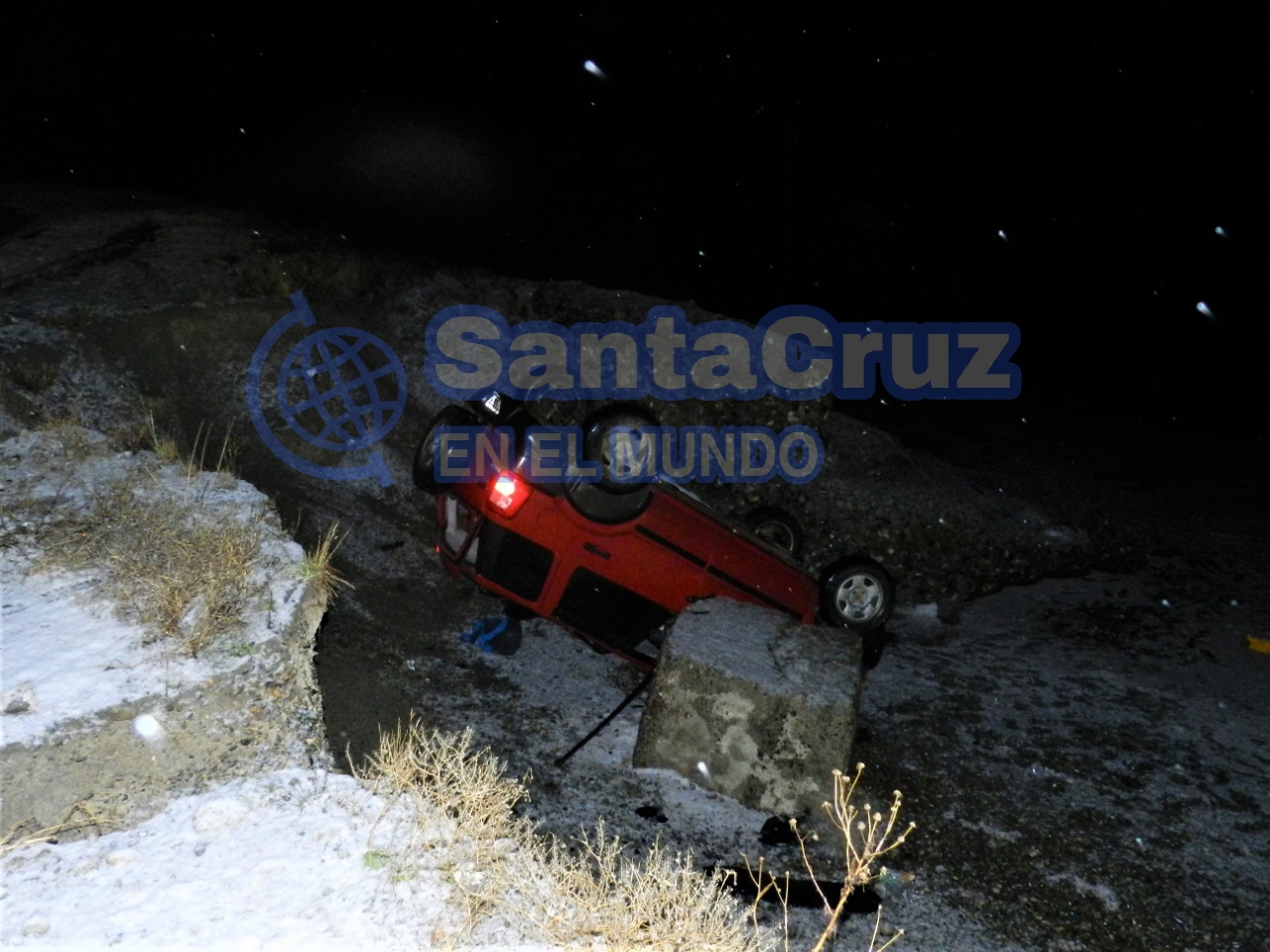 El auto qued&oacute; volcado.