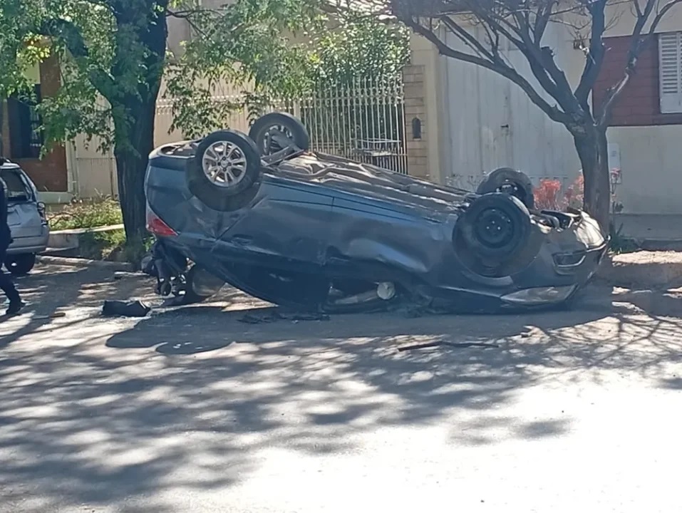 El auto volcó.