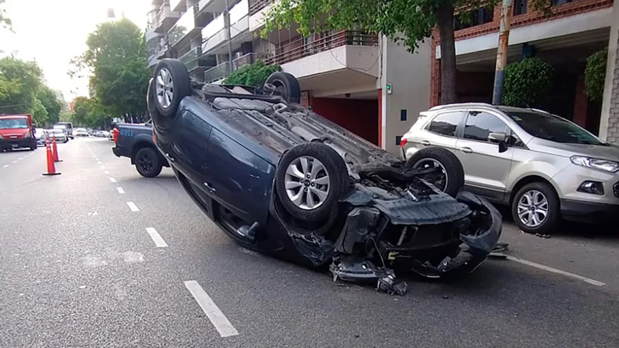 El auto volcó por el fuerte impacto del choque.