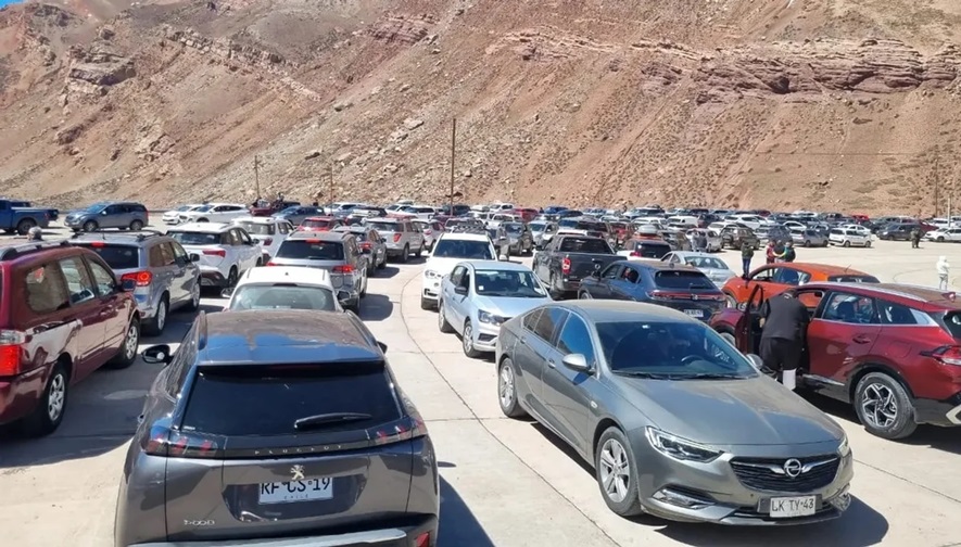 Notable colapso en el tránsito hacia Chile. (Foto: Redes) Notable cola