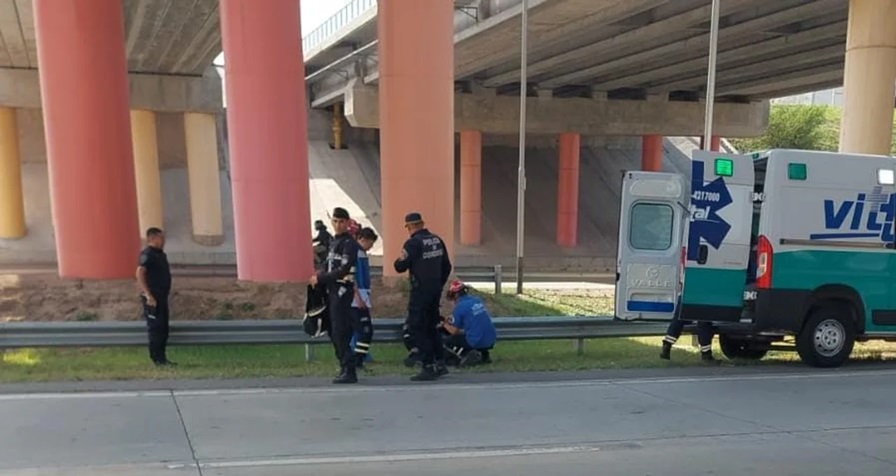 Los uniformados y un médico atendían al policía atropellado.