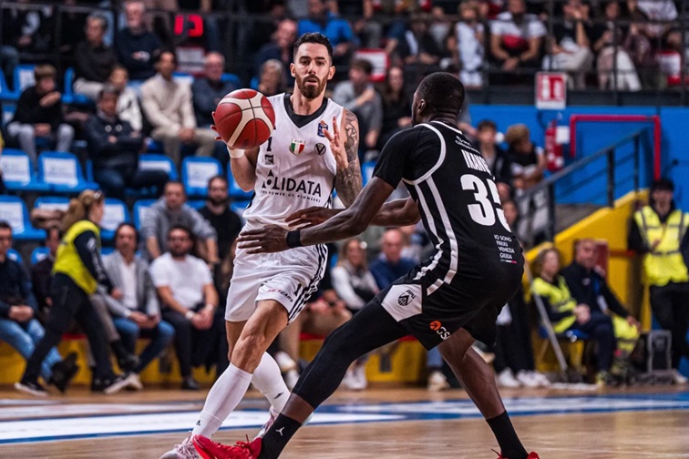 Luca Vildoza jugando para el Virtus Bologna de Italia.