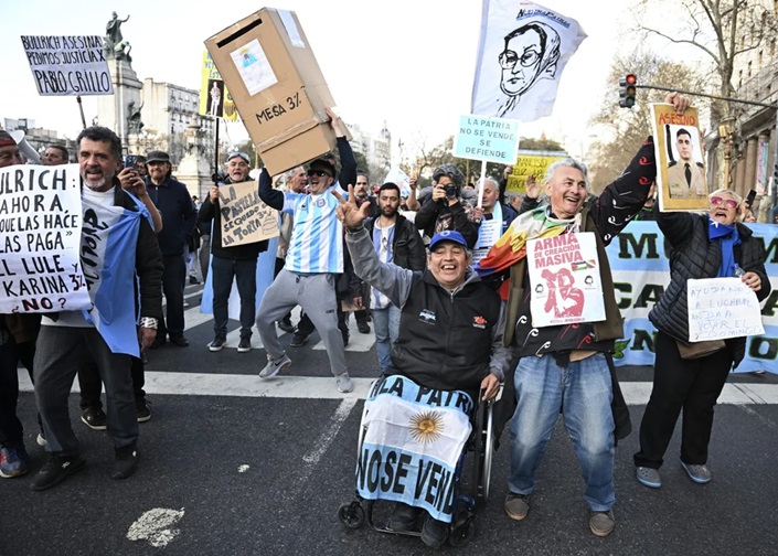 Los jubilados, de nuevo en la calle.
