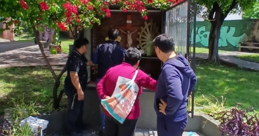 El párroco de San Cayetano comprueba los daños