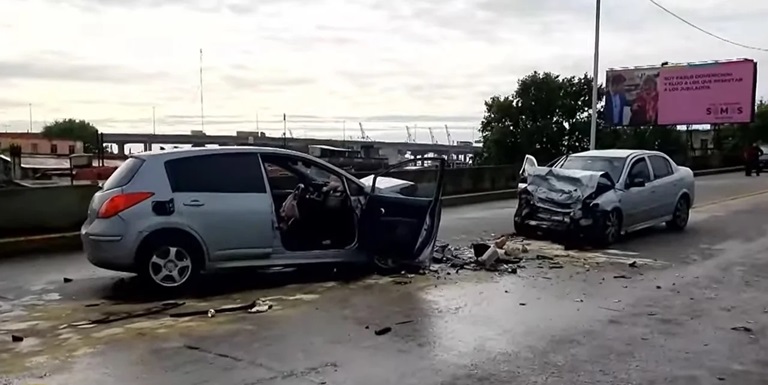 Así quedaron los dos autos tras el impacto.