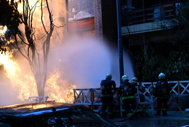 Caballito incendio en el frente de un edificio