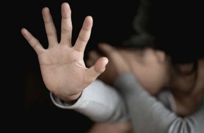 El hombre fue condenado por abusar de la hija de su pareja.