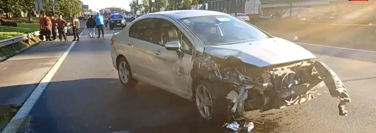 Uno de los autos quedó sobre el medio de la Autopista Dellepiane.
