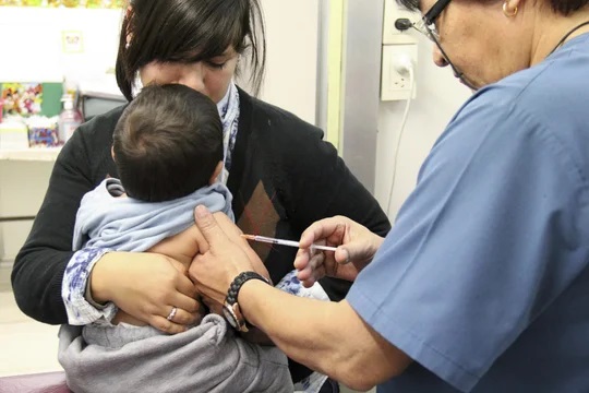 Las autoridades recomiendan vacunarse contra el sarampión.