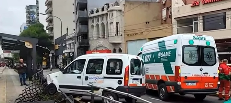Choque de ambulancia contra el Metrobús.