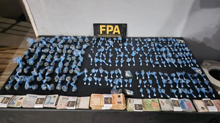 La Policía secuestró droga, dinero y otros elementos. Foto: Agencia NA