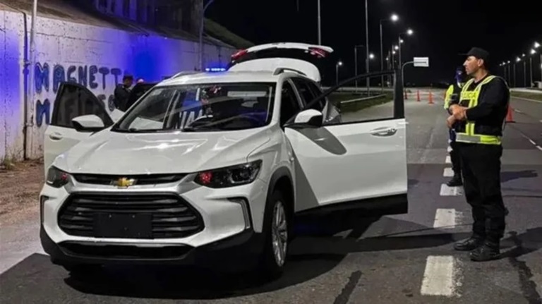 El automóvil Chevrolet Tracker sin patente frontal