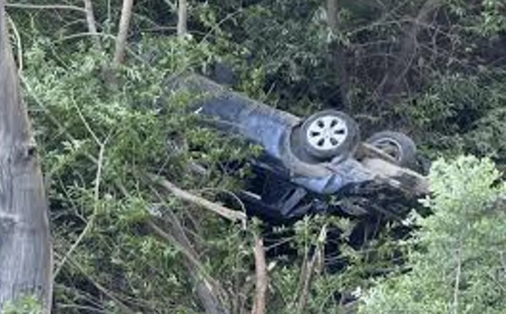 El vehiculo cayó por un barranco.