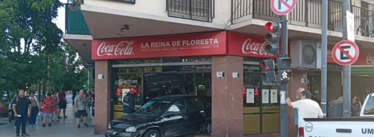 Choque entre un micro escolar y un auto