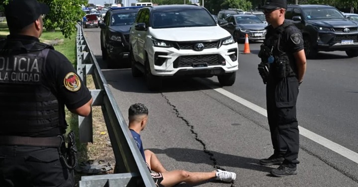 POLICÍA DE LA CIUDAD  CON UNO DE LOS DETENIDOS