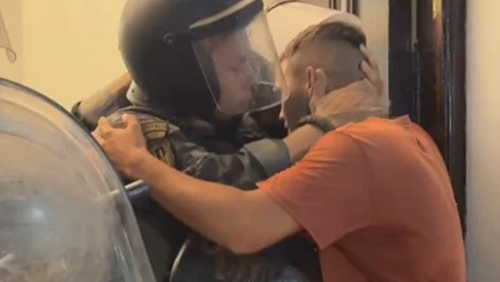 Se volvió viral por el abrazo con un policía al reclamar