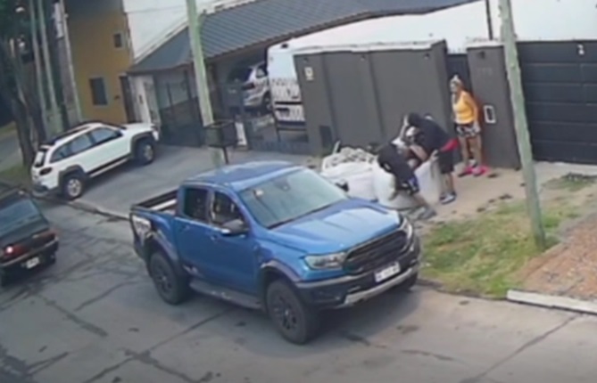 FAMILIA SORPRENDIDA AL LLEGAR A SU NUEVA CASA