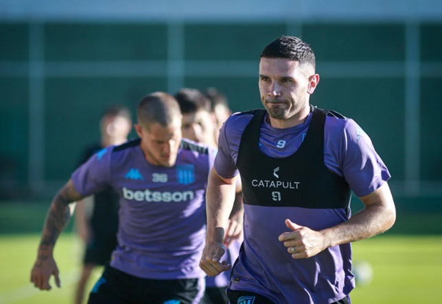 Racing volverá a la Argentina tras la suspensión del amistoso.