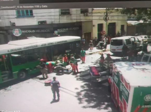 Choque entre un colectivo y una combi en Constitución.