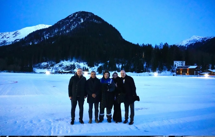 El presidente Javier Milei junto a su comitiva en Davos.