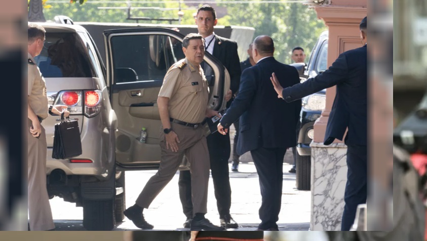 El Teniente General Carlos Presti ingresa a Casa Rosada.