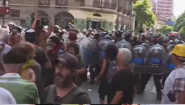 Otro miércoles de marchas y represión policial.
