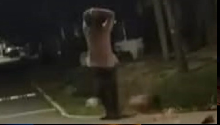 La agresión quedó registrada en las cámaras de seguridad.