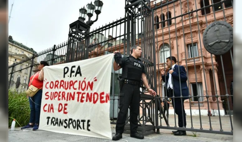 POLICÍA FEDERAL RECLAMO EN CASA ROSADA