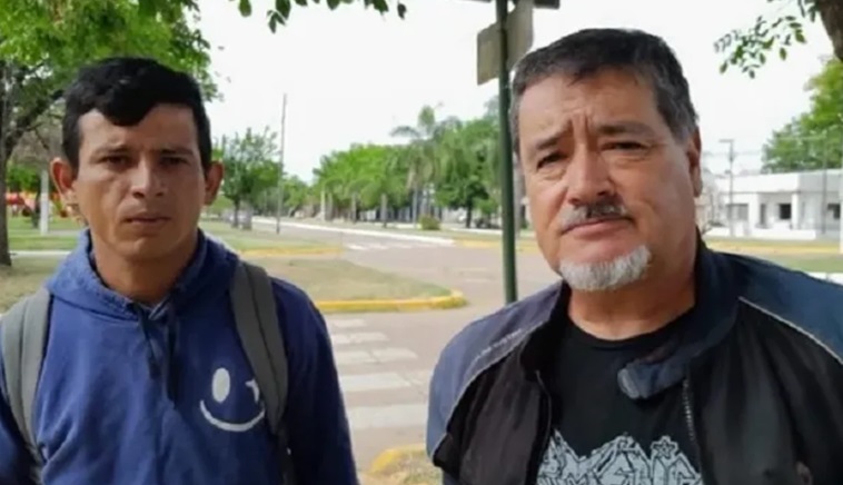 César Gómez (izquierda) se presentó en una comisaría de Corrientes.