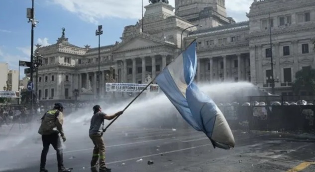 DISTURBIOS EN PLAZA DE MAYO