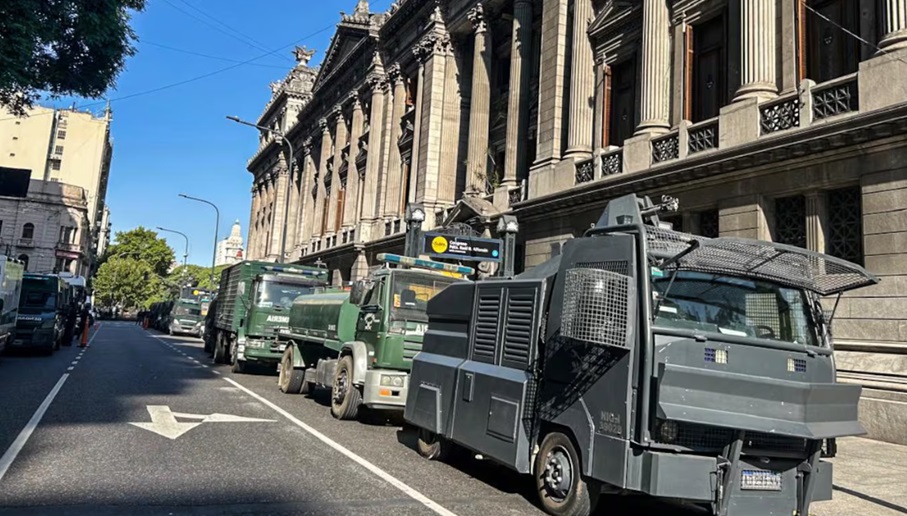 Preparativos, para reprimir marcha en congreso Preparativos, para reprimir marcha en congreso (Sandra Cartasso)