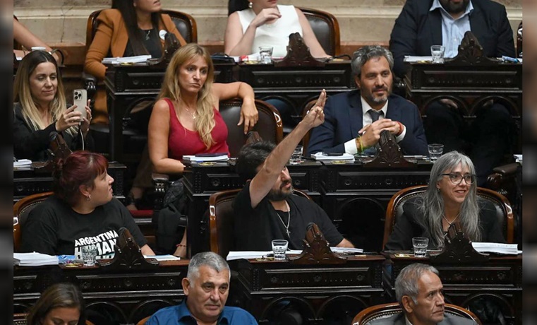 Juan Grabois y su saludo particular a Karina Milei.