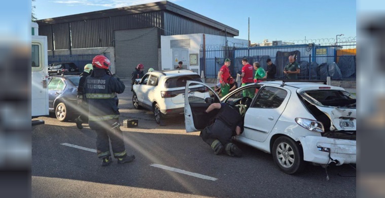 Tres vehículos protagonizaron un fuerte choque frente a Aeroparque.