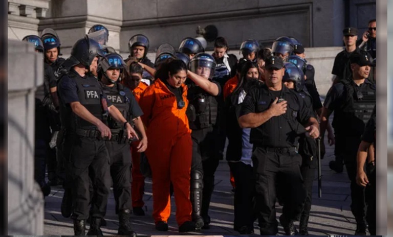 Momento de la detención de los activistas.
