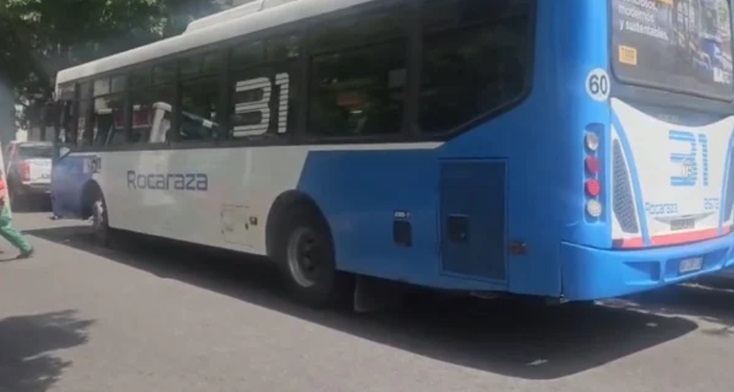 El colectivo chocó en Carlos Calvo