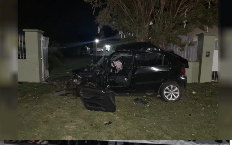 El vehículo quedó destrozado tras el fuerte impacto.