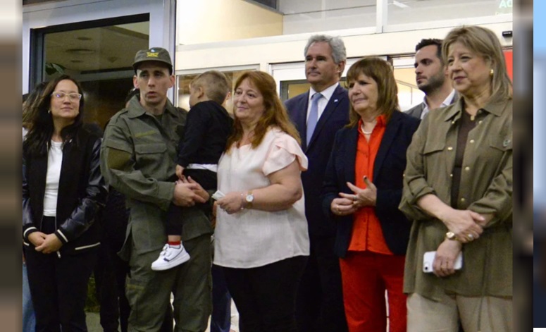 El genderme Nahuel Gallo junto a su familia y funcionarios