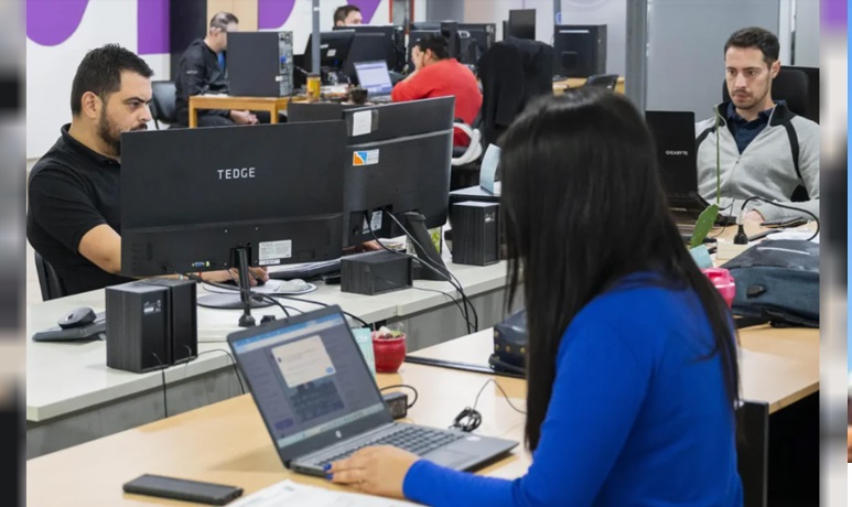 El Gobierno continúa reduciendo la planta estatal.