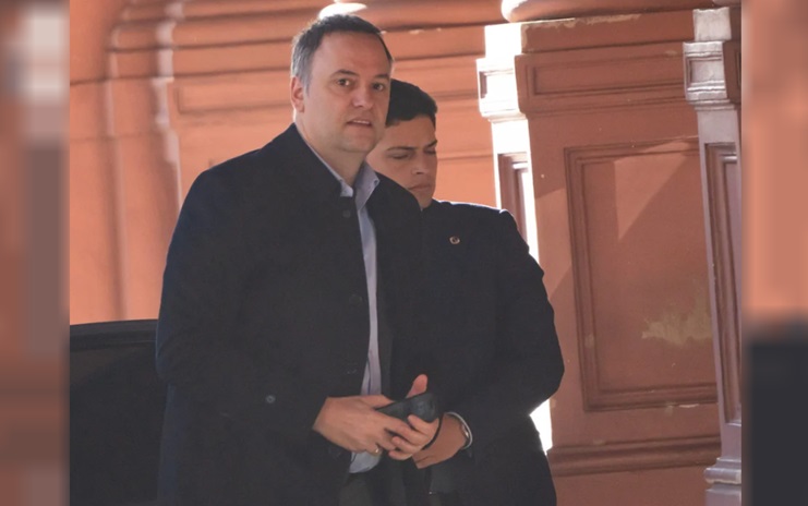 Manuel Adorni llega a la Casa Rosada.