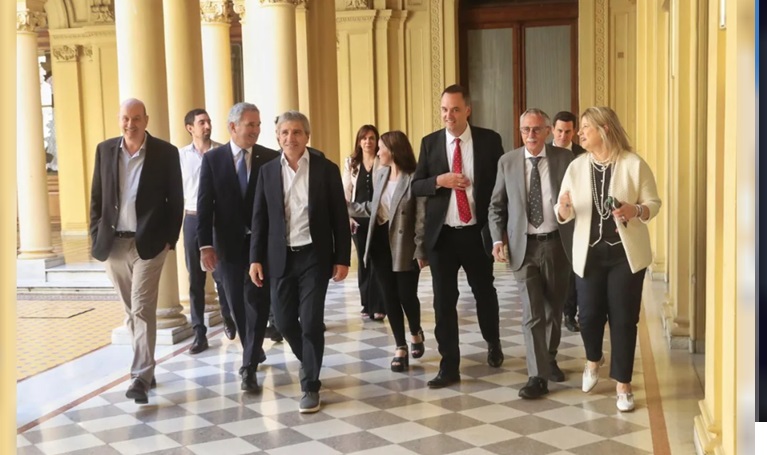 El jefe de Gabinete, Manuel Adorni, junto al equipo de gobierno.