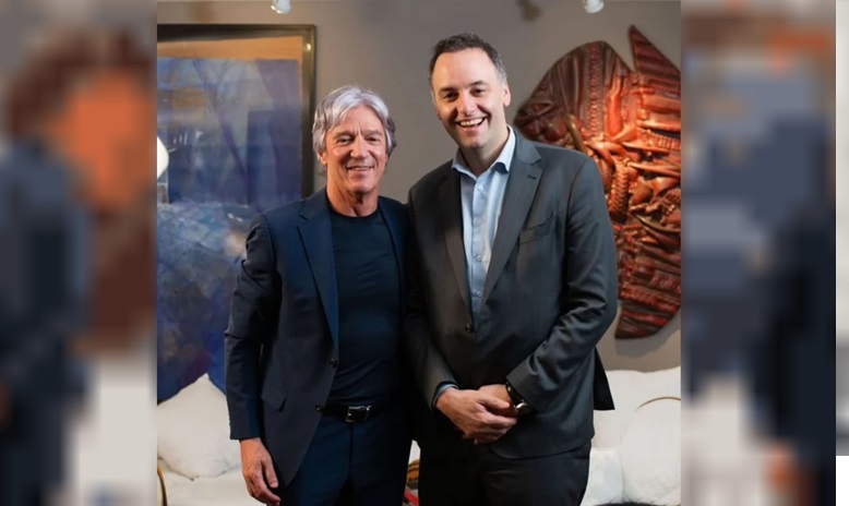 Marcelo Gradío junto a Adorni.