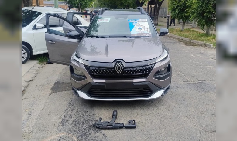 El Renault Kardian en el que huyeron los delincuentes.