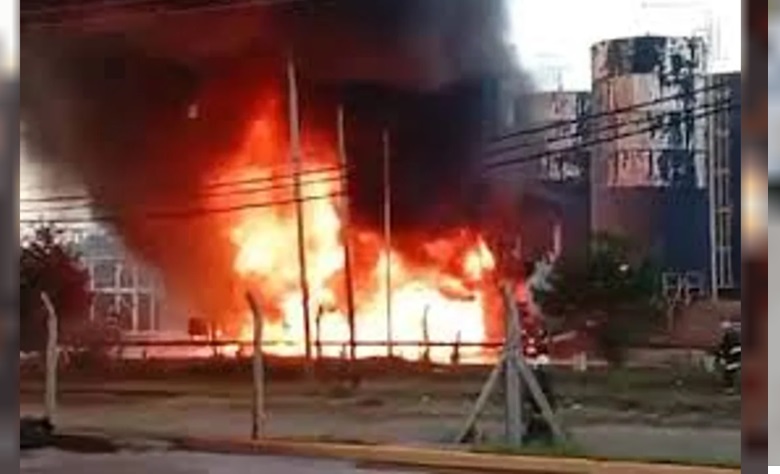 El incendio se produjo en el Parque Industrial de Pilar.