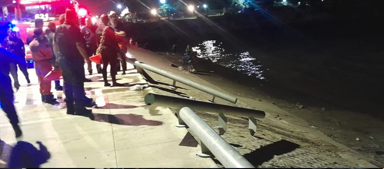 El vehículo quedó dentro del agua.