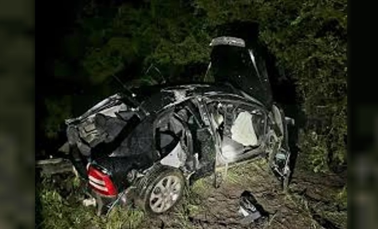 El automóvil donde viajaban los jóvenes.