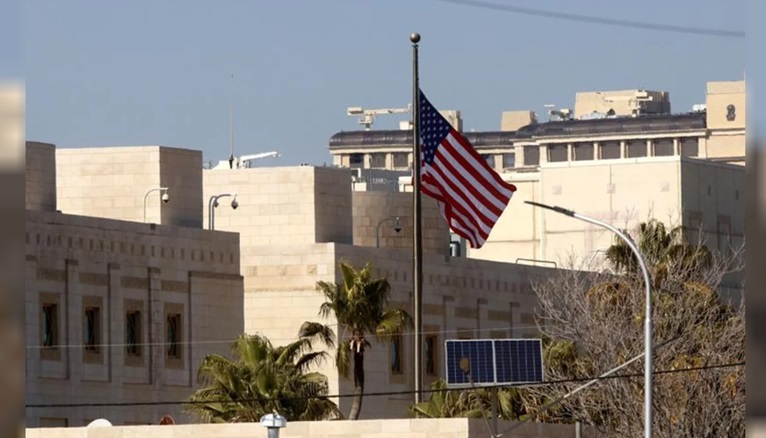 Bandera de los Estados Unidos flamea sobre embajada.
