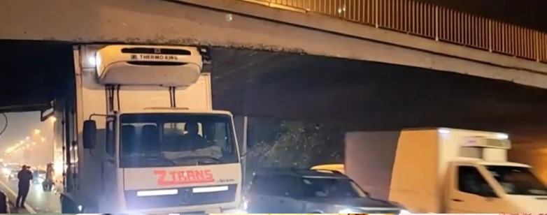 El camión quedó atascado en el puente.
